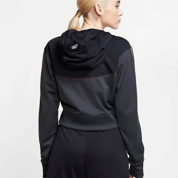 Nike suit - Picture 2 of 8